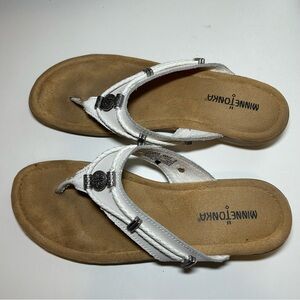 Minnetonka Silverthorne Women's 9 White Silver Leather Flip Flop Sandals 70000